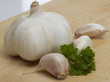 Knoblauch auf Holzbrett