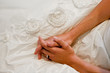 Hände auf Brautkleid