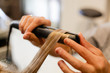 Haare im Lockenwickler