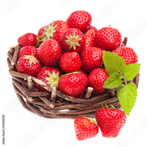 Photo: Viele Erdbeeren in einem Körbchen auf weißem Hintergrund Viele Erdbeeren in einem Körbchen auf weißem Hintergrund