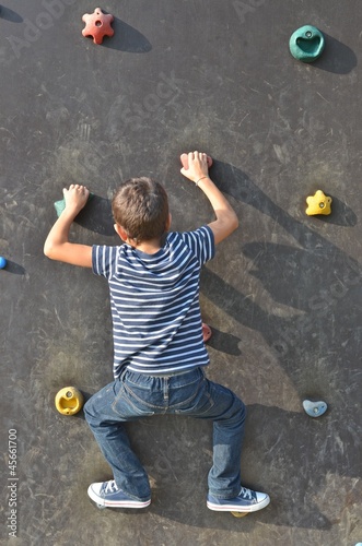 Photo: bambino che si arrampica bambino che si arrampica