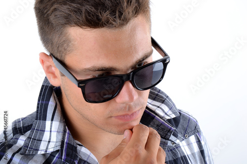 Photo: Portrait de jeune homme réfléchissant Portrait de jeune homme réfléchissant