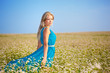 Foto: beautiful woman wearing blue dress on a field beautiful woman wearing blue dress on a field