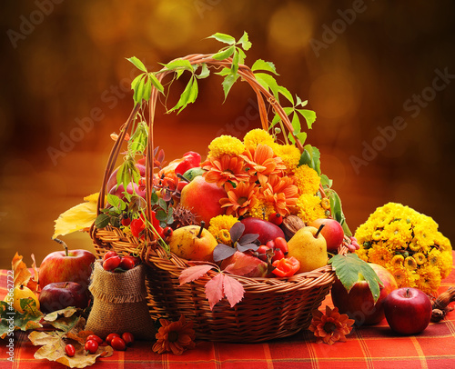 Photo: Wicker basket with autumn fruits and flowers Wicker basket with autumn fruits and flowers