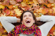frau im herbst beim relaxen