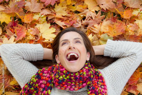 Photo: frau im herbst beim relaxen frau im herbst beim relaxen