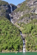 Mit der Fähre durch den Naeroyfjord mit Wasserfall, Norwegen