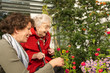 Seniorin im Rollstuhl mit Betreuerin