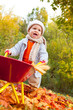 baby mit schubkarre