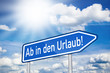 Blaues Schild mit Sonne und Ab in den Urlaub