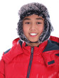 junge trägt steppjacke und mütze mit ohrenklappe