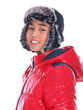 junge trägt steppjacke und mütze mit ohrenklappe
