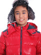 junge trägt steppjacke und mütze mit ohrenklappe