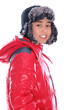 junge trägt steppjacke und mütze mit ohrenklappe