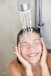 Foto: Shower woman washing face Shower woman washing face