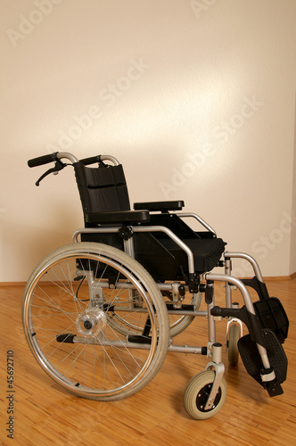 Photo: Rollstuhl - Hochformat Rollstuhl - Hochformat