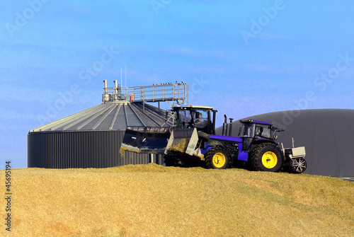 Photo: Biogasanlage lagert Mais ein Biogasanlage lagert Mais ein