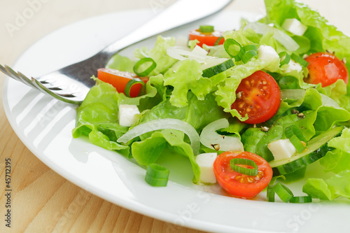 Photo: Salatteller mit Oliven und Mozzarella Salatteller mit Oliven und Mozzarella