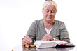 Seniorin beim lesen