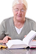 Seniorin beim lesen