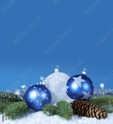 Photo: Weihnachtsdekoration in blau, silber, weiß Weihnachtsdekoration in blau, silber, weiß