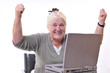 Seniorin mit Laptop