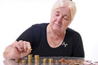 Seniorin mit Geld