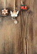 Weihnachtsschmuck auf Holz