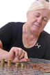 Seniorin mit Geld