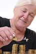Seniorin mit Geld