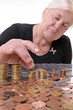 Seniorin mit Geld