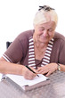 Seniorin beim schreiben