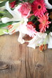Blumenstrauß auf Holz Hochformat