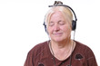 Seniorin mit Kopfhörer