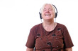 Seniorin mit Kopfhörer