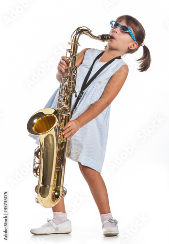 Photo: Bambina suona il sassofono Bambina suona il sassofono