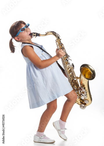Photo: Bambina suona il sassofono Bambina suona il sassofono