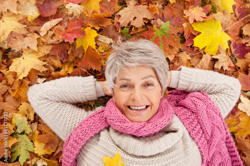 Photo: frau im laub lachend frau im laub lachend