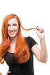 Frau spielt mit roten Haaren