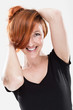 Wunderschöne Frau mit roten Haaren