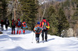 Escursionisti nella neve con snow-shoes