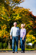 Senioren im Herbst auf Spaziergang in Natur