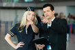 Business-Mann zeigt Stewardess etwas in der Luft