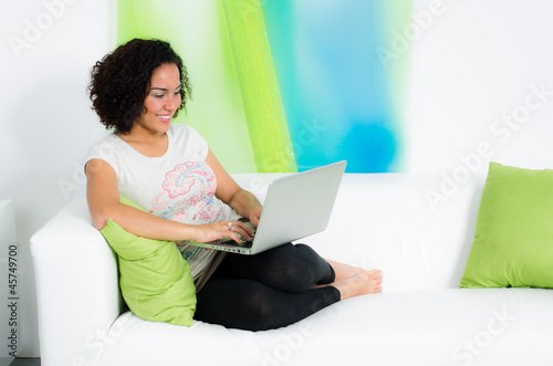 Photo: bequem am notebook chatten bequem am notebook chatten