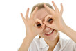 Junge Frau formt Finger zu Brille