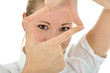 Junge Frau formt Finger zu Kasten