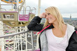Junge Frau auf Riesenrad