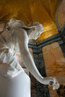 Marmorstatue mit Rose auf Grabmal