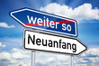 Wegweiser mit Weiter so und Neuanfang