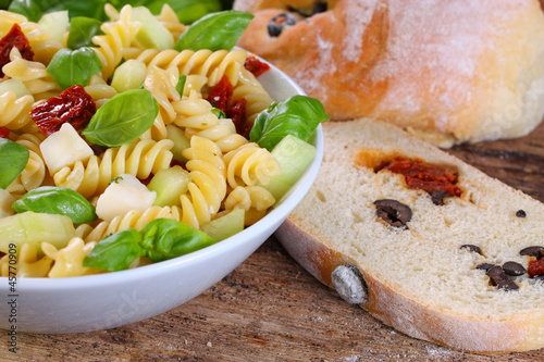Foto: Pasta-Salat mit getrockneten Tomaten, Olivenbrot Pasta-Salat mit getrockneten Tomaten, Olivenbrot